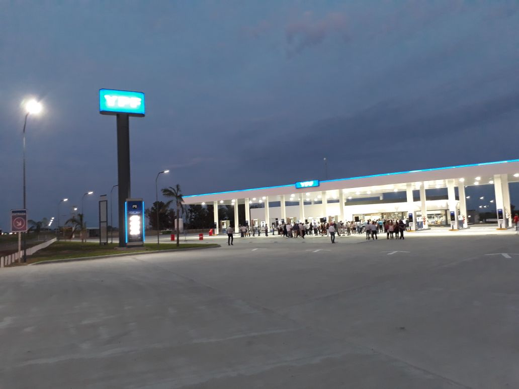 Foto de obra: YPF Concepción del Uruguay: Iluminación Integral para Estación de Servicio y Estacionamiento de Camiones